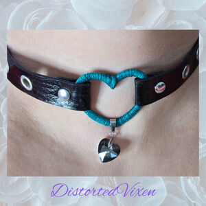 Smoky Heart Choker Necklace – Black Faux Leather Adjustable Collar with Teal Wra